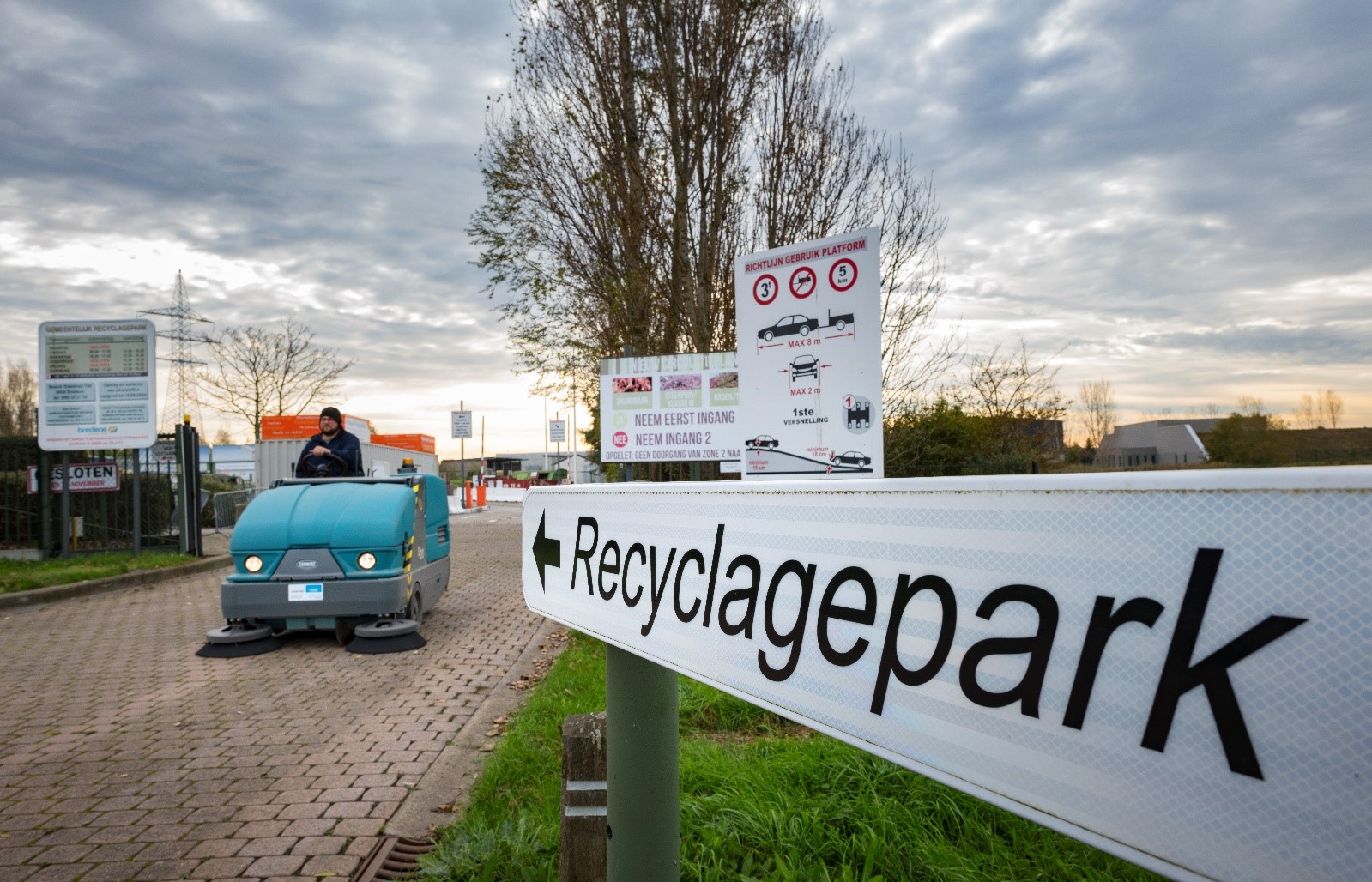 Tennant opzit-veegmachine S20 bij Recyclagepark Bredene