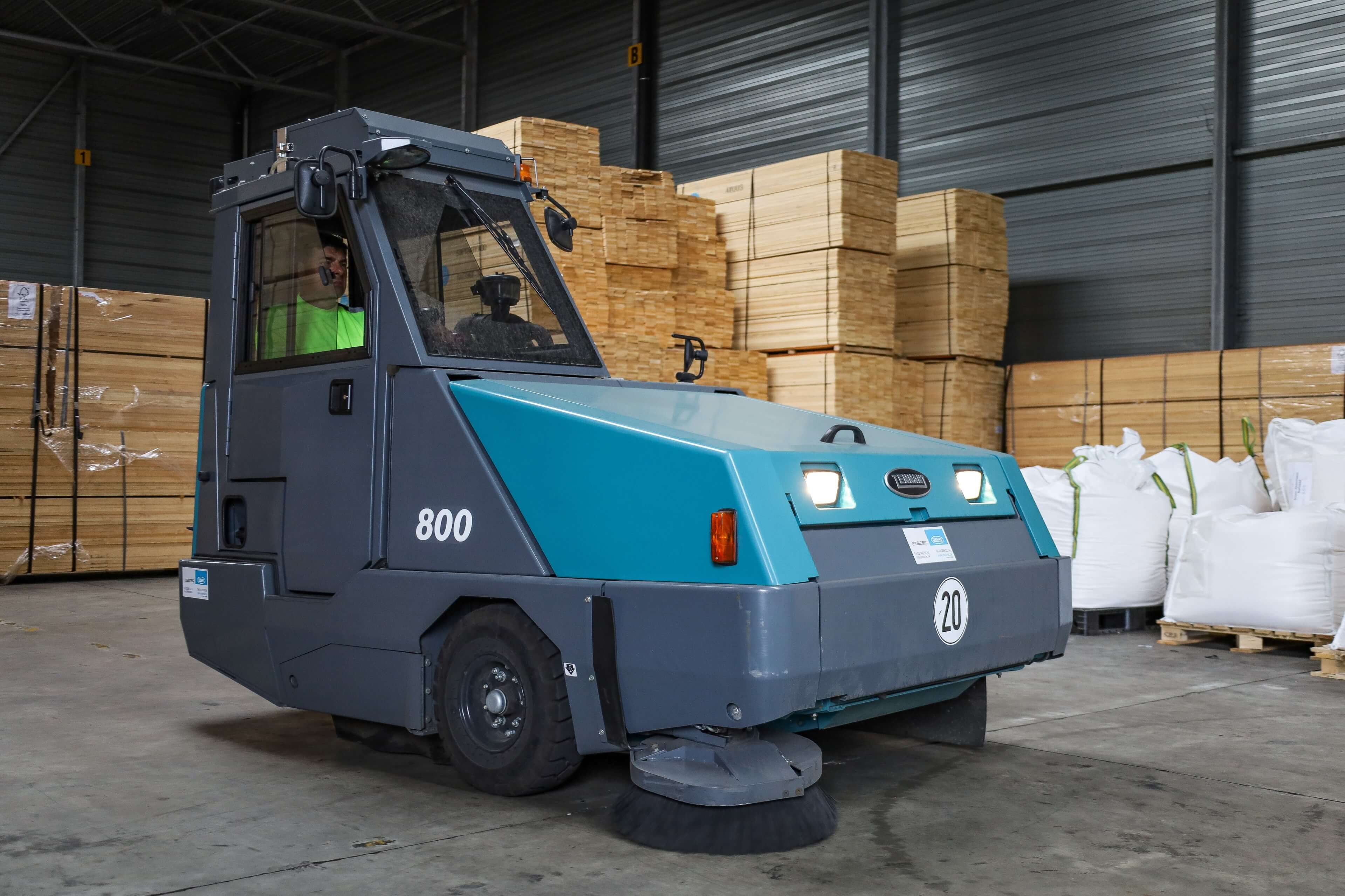 Tennant 800 veegmachine veegt groot magazijn Gosselin proper