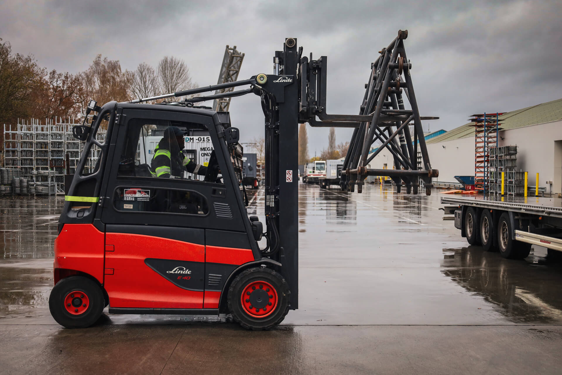 Linde E40 elektrische heftrucks laadt podiummateriaal op vrachtwagen