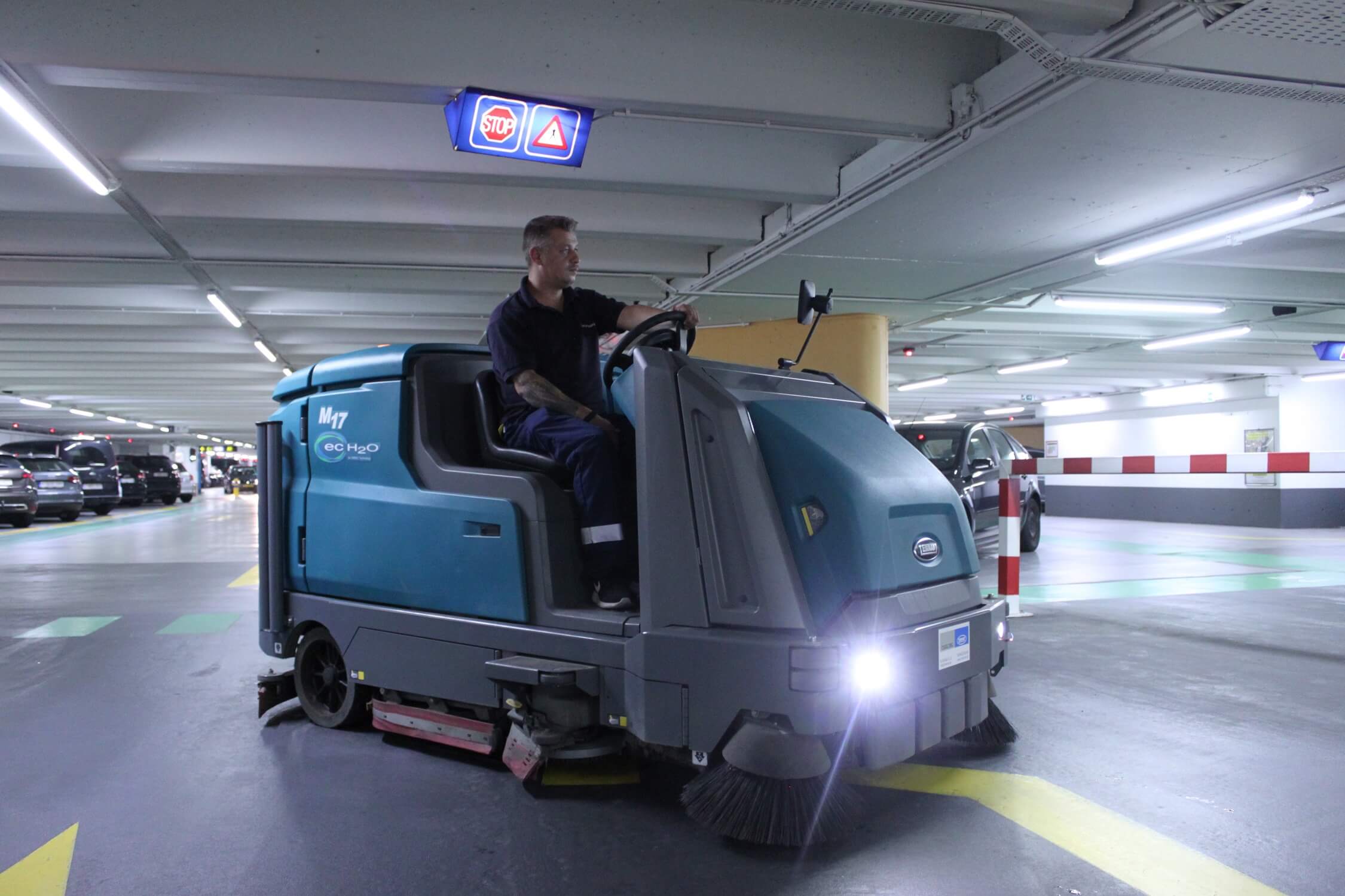 Tennant M17 veegschrobmachine bij Interparking Brugge