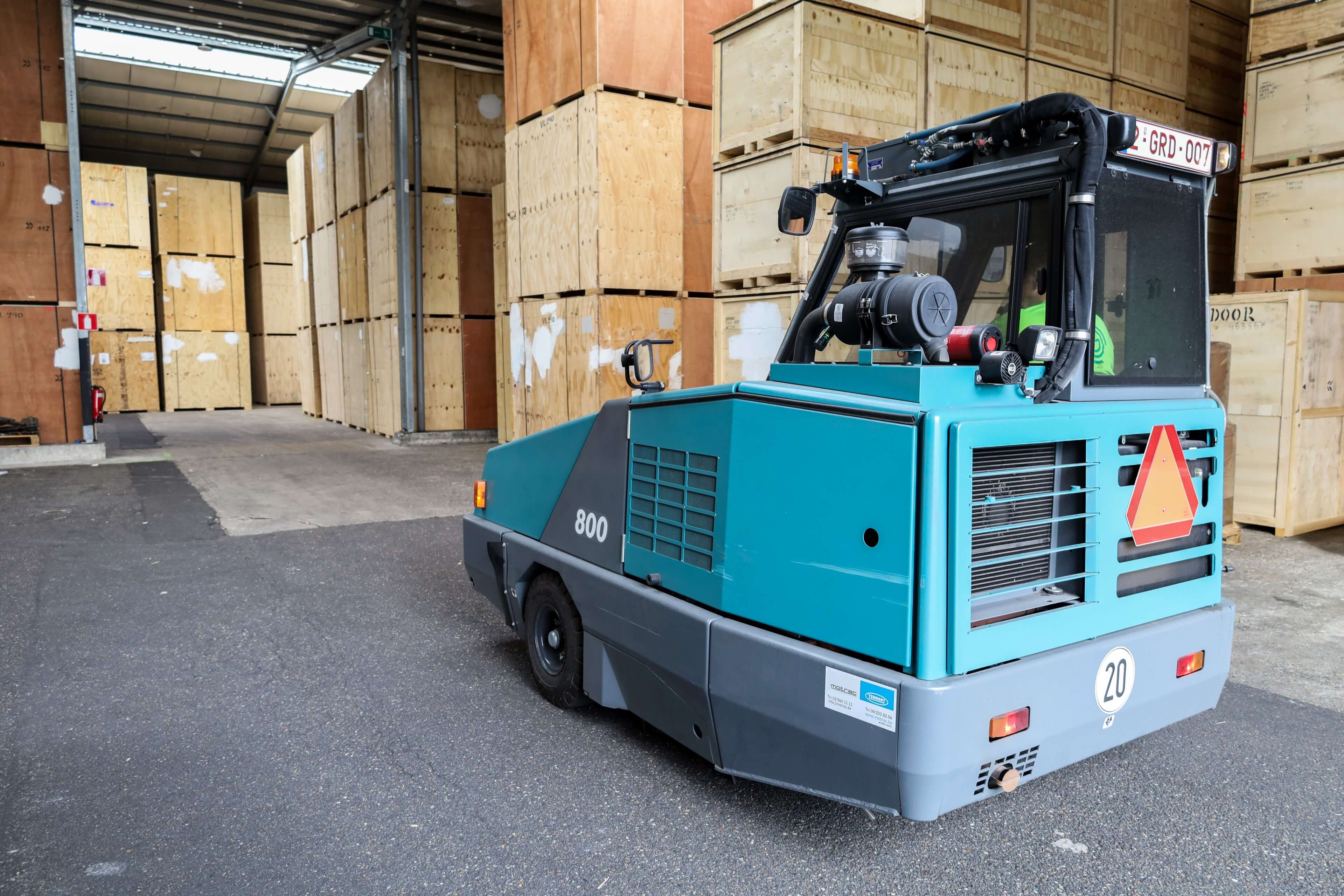 Tennant 800 veegmachine veegt groot magazijn Gosselin proper (linkerzijde)