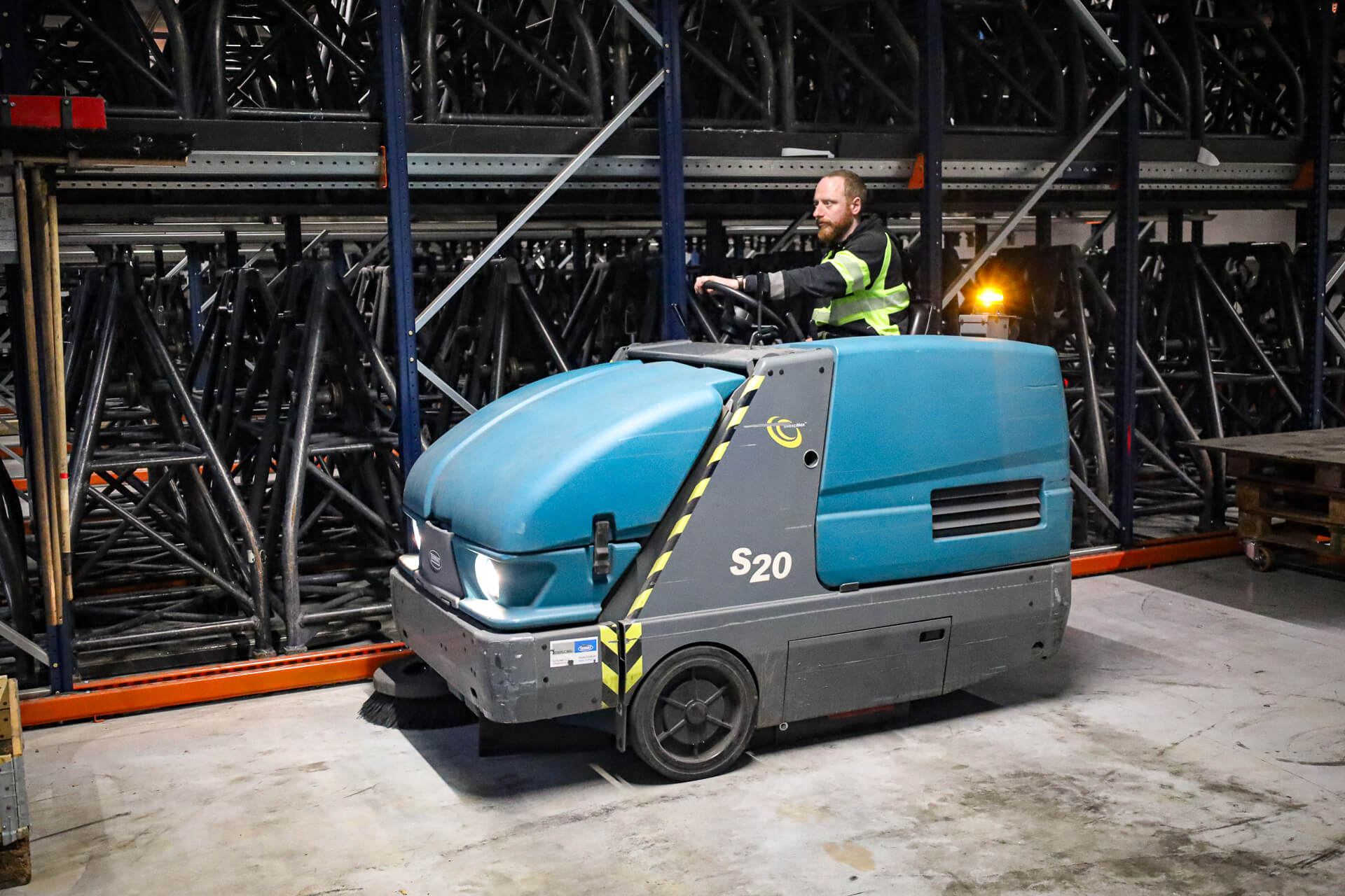 Tennant S20 veegmachine veegt de magazijnen van StageCo proper hoog perspectief