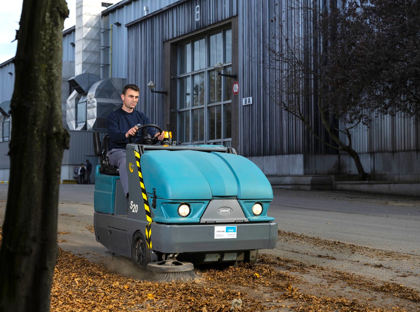 Tennant S20 veegmachine veegt herfstbladeren op